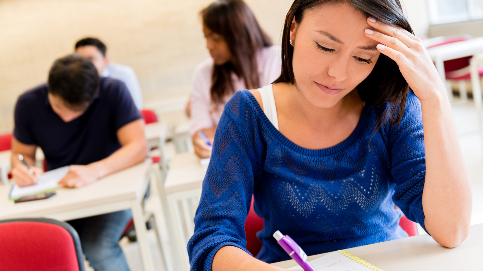 Estudante comparando sua evolução com colegas que estudam na ordem certa